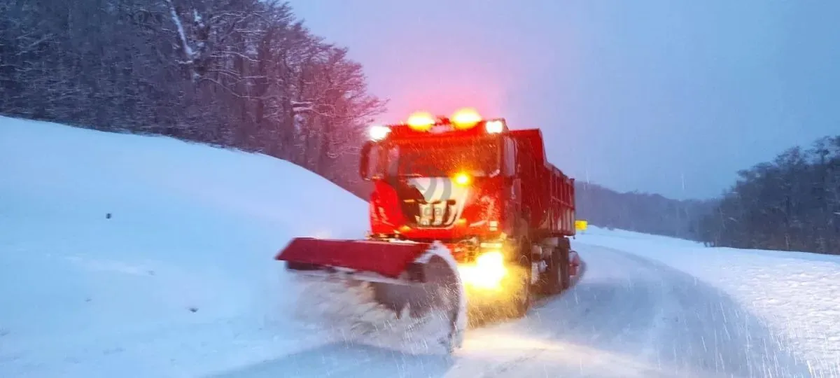Cardenal Samoré fue habilitado desde las 10, aunque la nieve obliga a circular con extrema precaución. Foto: Vialidad Nacional.