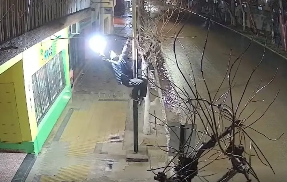 El insólito hecho delictivo fue quedó filmado y aumentó la indignación de los vecinos. Foto captura. 