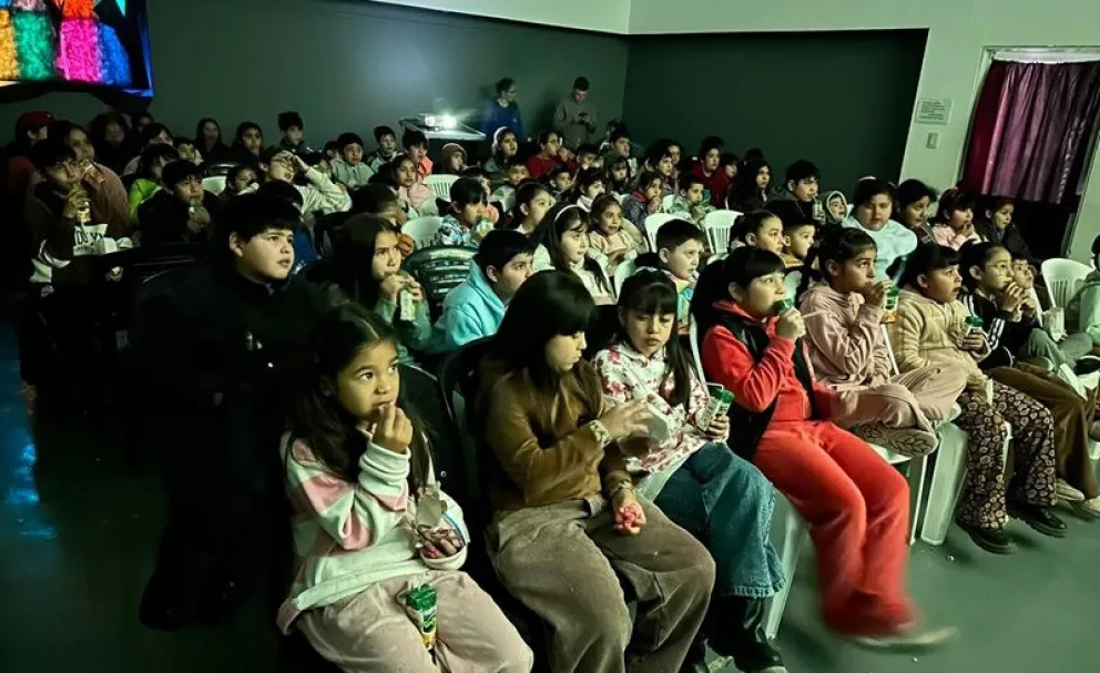 A sala llena se realizó la primera jornada de cine para chicos en las vacaciones de invierno en Huergo. Fotos: gentileza