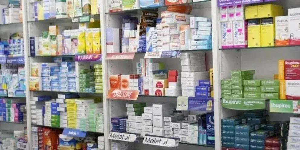 El Colegio de Farmacéuticos de Río Negro advirtió que habilitar la venta de medicamentos fuera de las farmacias podría incrementar la automedicación y disminuir los controles sobre la conservación y el uso seguro de estos productos. Foto: web.