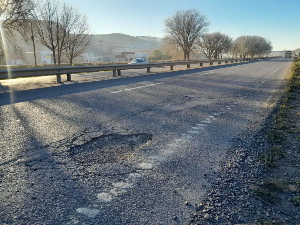 Días posteriores al choque que se originó por el bache, éste fue reparado. Foto archivo.