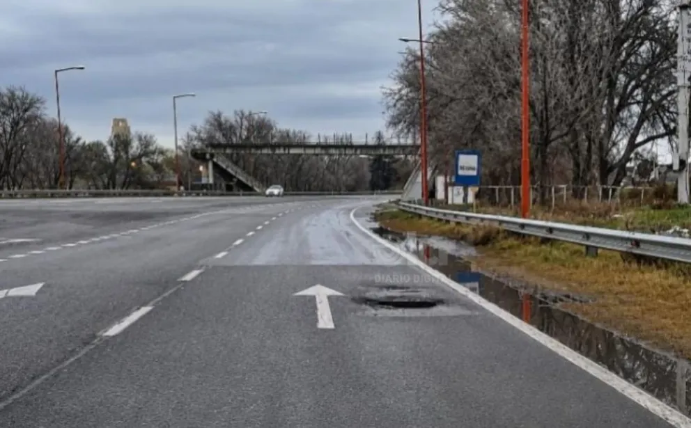 Cerca de la garita de Don Bosco un bache que constantemente es esquivado por los automovilistas. Foto gentileza.
