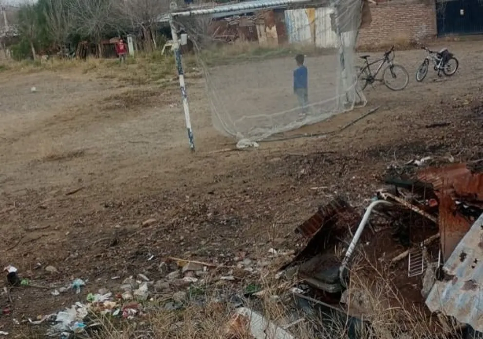 Cuatro vecinos iniciaron la limpieza de una cancha abandonada y piden apoyo del Municipio. Foto gentileza.