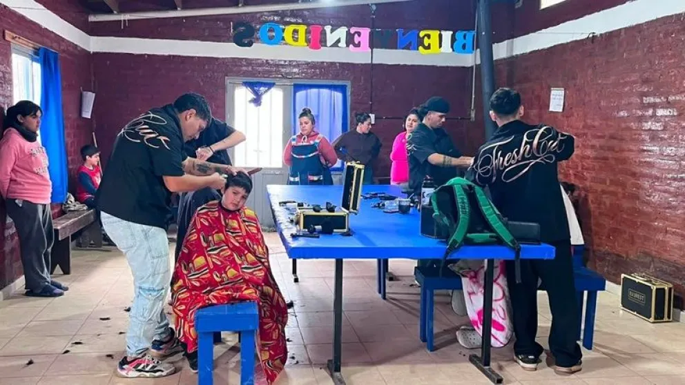 Los chicos del barrio La Costa recibieron cortes de pelo gratuitos antes del reinicio del ciclo lectivo 2026. Foto: gentileza