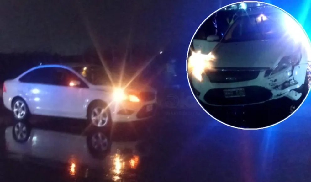 El despiste se produjo minutos después de las 21 en el Km. 1137 cuando el Ford Focus circulaba con destino a Neuquén. Foto gentileza.