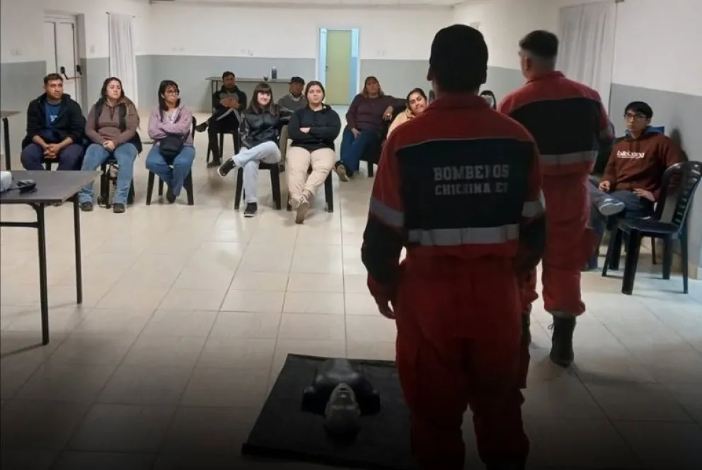 Integrantes de Bomberos Voluntarios de Chichinales dictaron un curso teórico y práctico sobre las maniobras de RCP. Foto: gentileza