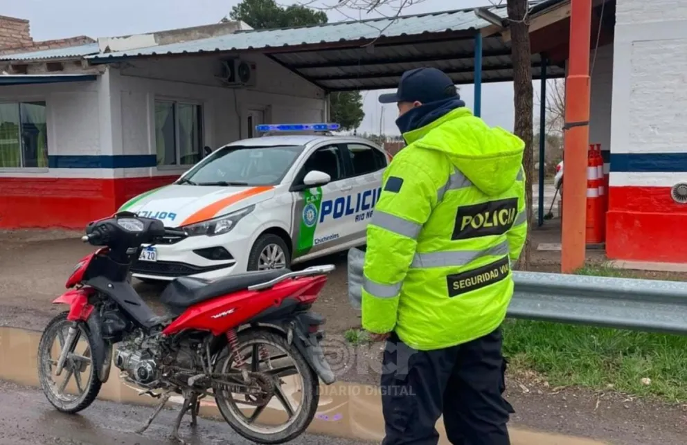El control y secuestró de la moto se realizó ayer a la altura del km 1141 de la Ruta 22. Foto Policía RN.