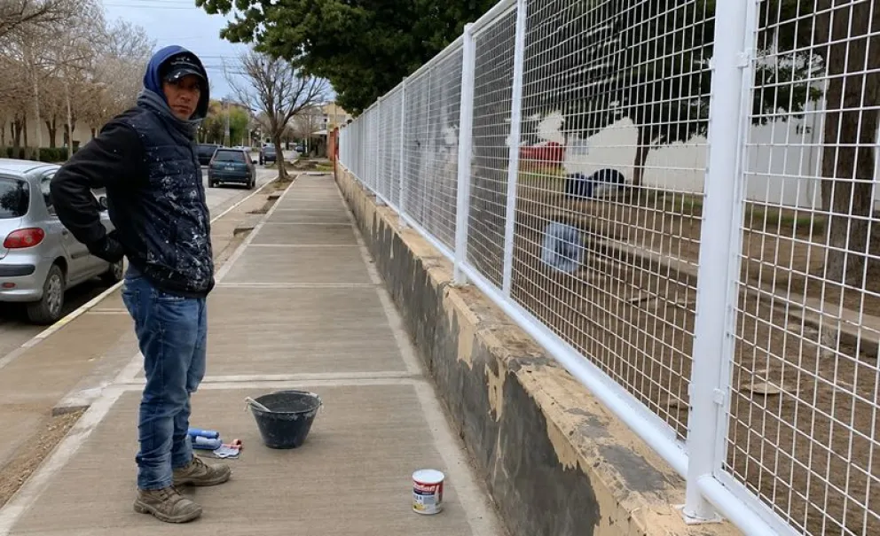 En la Escuela Primaria 302 se realizó la mejora en cerco perimetral con revoque y pintura. Foto: gentileza