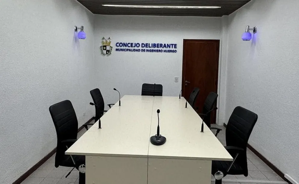 La inversión del municipio permitió modernizar la sala de sesiones del Concejo Deliberante de Huergo. Foto: gentileza