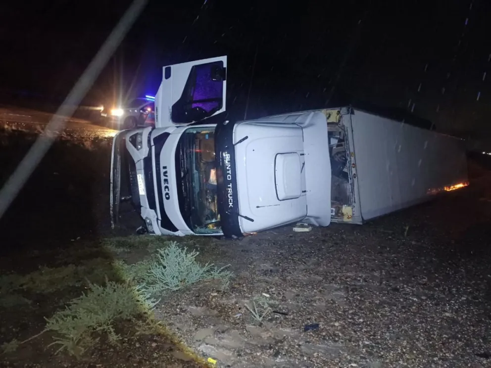 El camión Iveco que volcó entre Chichinales y Regina circulaba desde Bs. As hacia Neuquén. Foto gentileza.