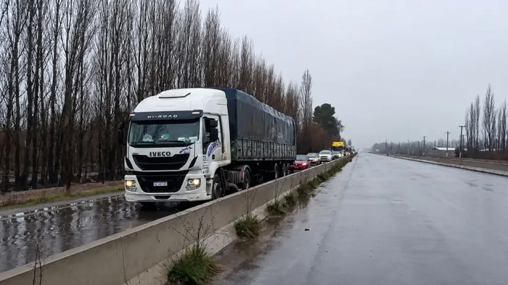 La acumulación de tierra y hasta yuyos en las descargas de los New Jersey es uno de los inconvenientes que presenta la traza de la Ruta 22. Foto: gentileza