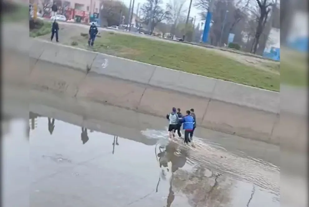 El rápido accionar de la Policía salvó la vida de una adolescente en el canal de riego. (Foto: captura)