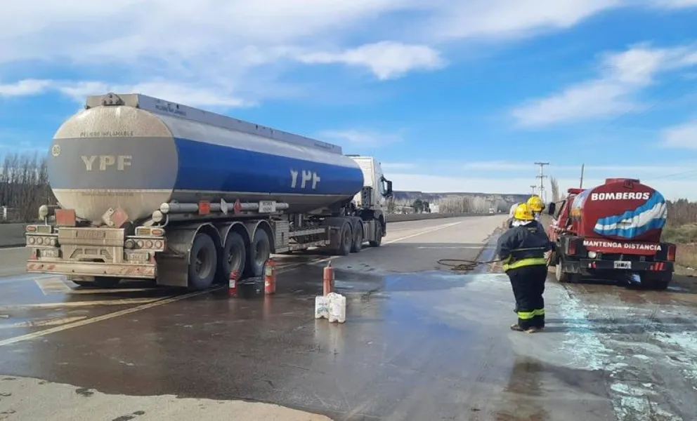 Bomberos de Godoy intervino y logró controlar el fuego en una de las ruedas traseras del tanque cisterna con metanol. Foto: gentileza