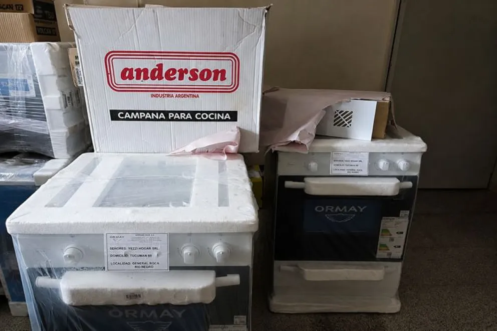 El municipio de Mainqué compró e hizo instalar artefactos de cocina y calefacción para vecinos de bajos recursos. Fotos: gentileza