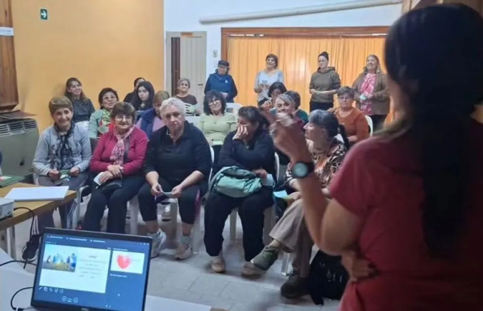 En el Centro de Jubilados 9 de Julio de Godoy se dictó la capacitación a cargo de docentes de la FACTA de Regina. Foto: gentileza 