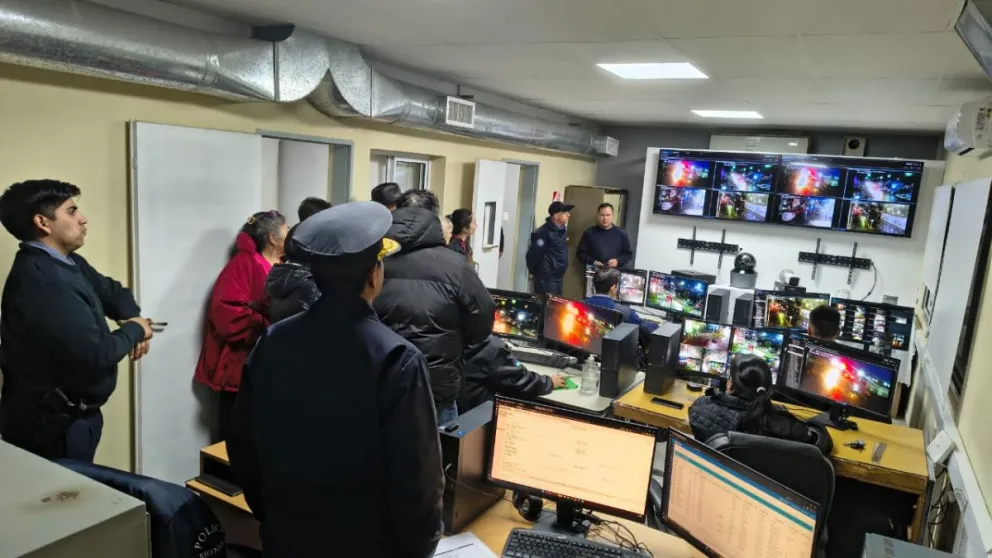 El encuentro de trabajo comenzó en el hospital y luego se trasladó al edificio donde se encuentras las cámaras. Foto Policía RN.