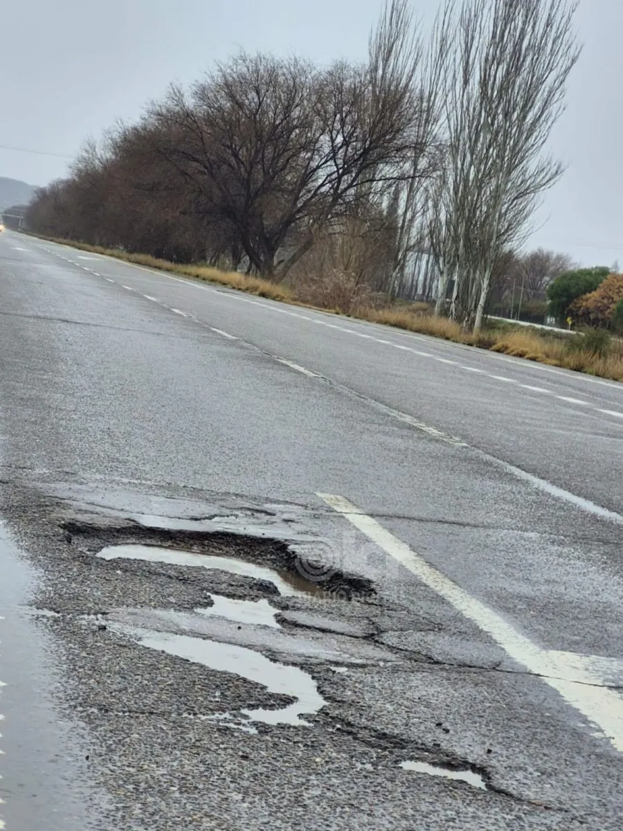 "Es una trampa para todos ese pozo que se encuentra antes de la histórica garita de Don Bosco", dijo un lector previo al accidente de anoche. Foto gentileza Nelson.