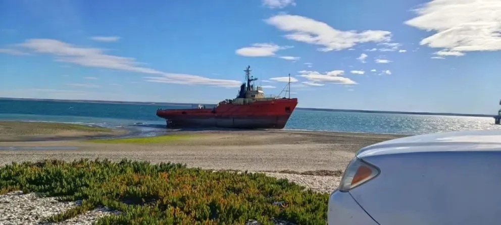 Buque remolcador quedó encallado en la costa del Puerto San Antonio Este.