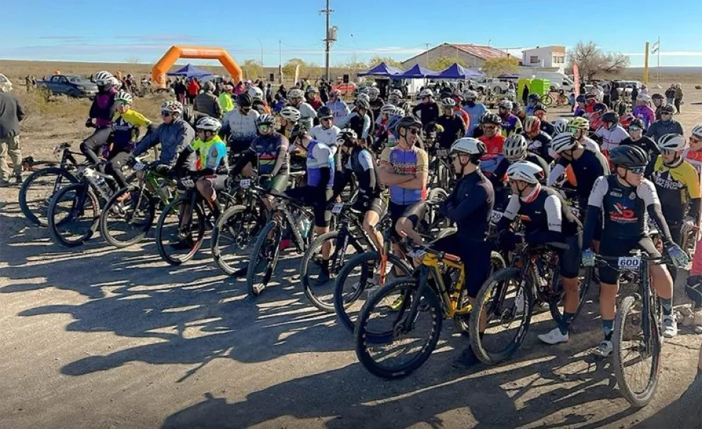 Los ciclistas locales y de la región enfrentaron un exigente circuito en la zona de bardas en la primera edición del Regina Rally MTB. Foto: gentileza
