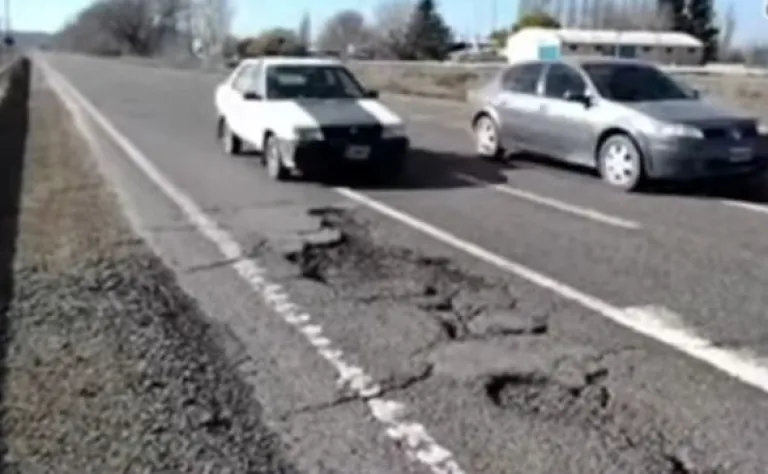 El conductor del Renault 19 no pudo evitar el impacto ya que era sobrepasado por otro auto. Foto captura LU16.