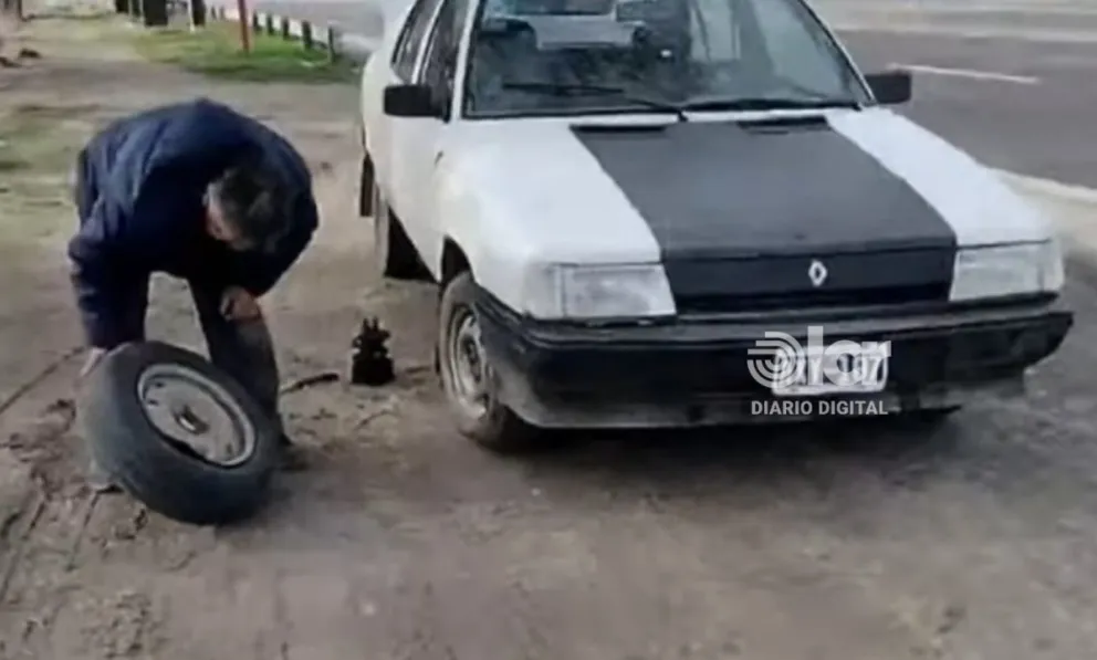 Tras el daño en la rueda delantera derecha, esta mañana el automovilista tuvo que seguir su marcha con el neumático de auxilio. Foto gentileza LU16.