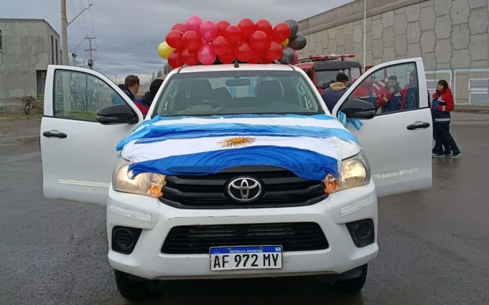 La camioneta fue comprada gracias a los aportes de vecinos a las propuestas que realizaron Bomberos Voluntarios de Huergo. Foto: gentileza 