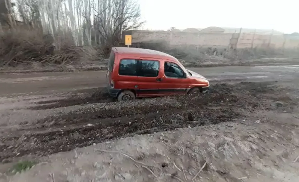 La camioneta quedó encajada en una calle que cedió y que había sido reparada por el municipio. Foto: gentileza