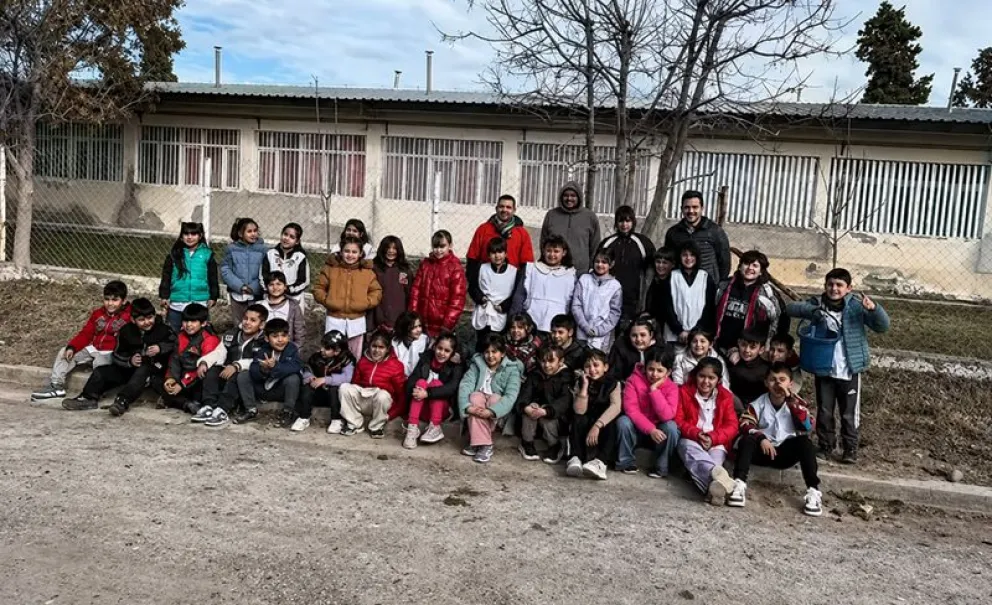 Alumnos de la Escuela 302 se sumaron al programa para plantar árboles en las veredas de Godoy. Foto: gentileza