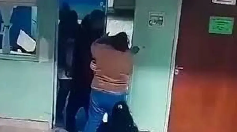 La mujer fue declarada responsable como autora del delito de amenazas simples, en perjuicio de una docente, y como coautora de dos hechos de lesiones leves. Foto archivo