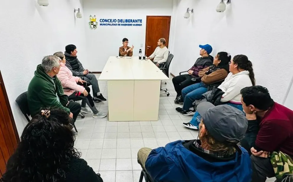 Vecinos que viven en las casas de la excolonia ferroviaria se reunieron con la intendente de Huergo para avanzar en un plan de regularización. Foto: gentileza