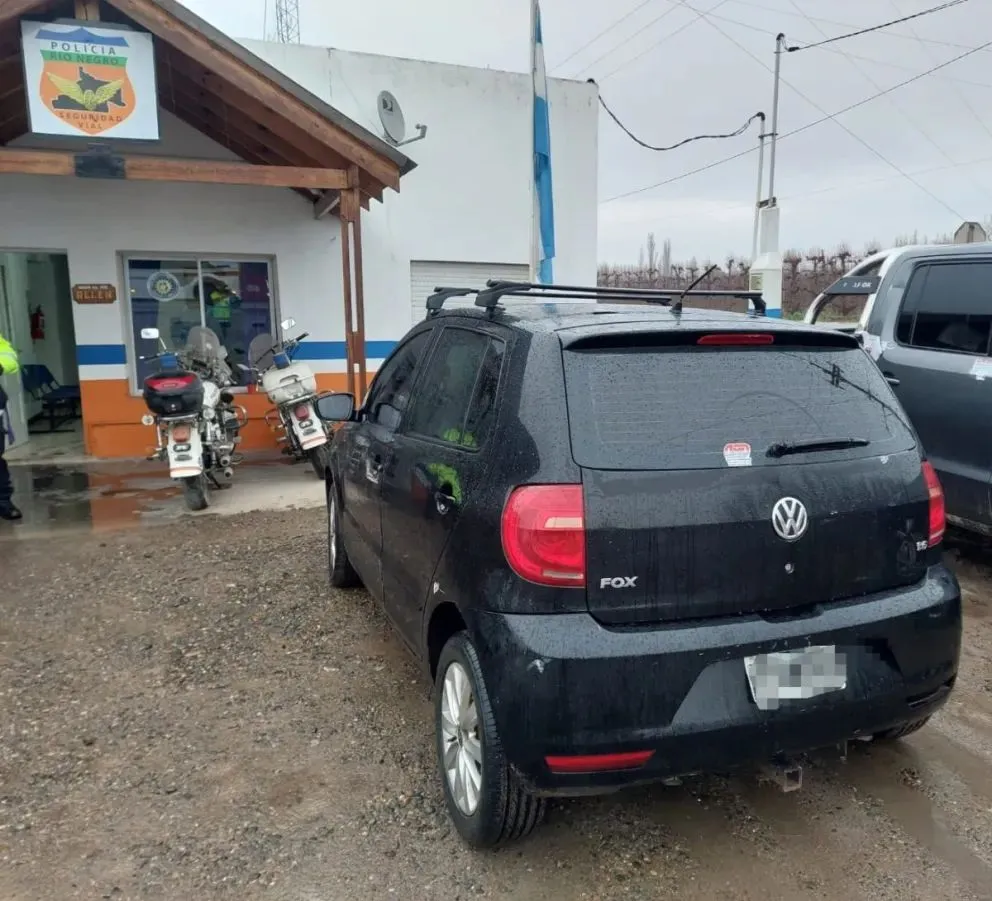 El auto en el que circulaba el hombre completamente desorientado fue retenido. Foto: Policía de Río Negro.