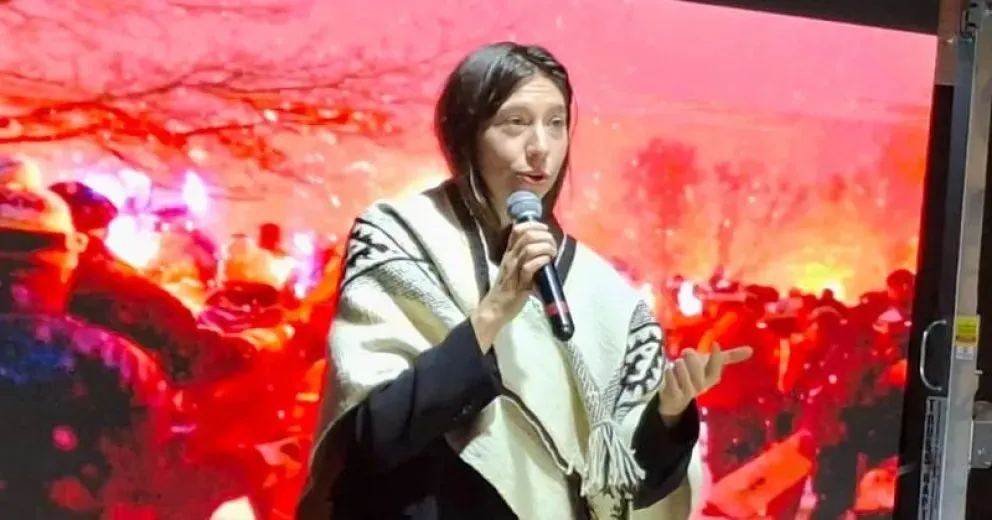 Luciana Weretilneck valoró la presencia de cada una de las mujeres de la provincia que se acercó a tejer.