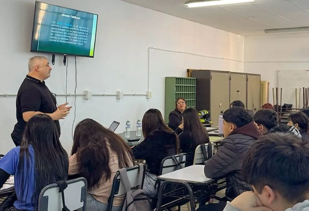 Al finalizar la capacitación, los estudiantes podrán obtener el Carné de Manipulador de Alimentos. Foto: gentileza