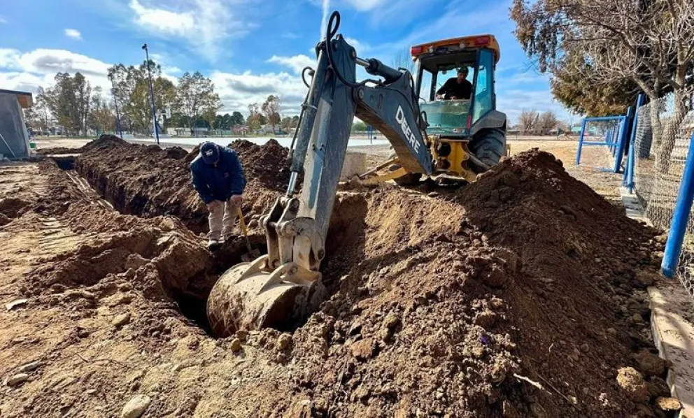 Para poder habilitar el Natatorio Municipal este próximo verano, se ejecutan obras de conexión a la red sanitaria. Foto: gentileza