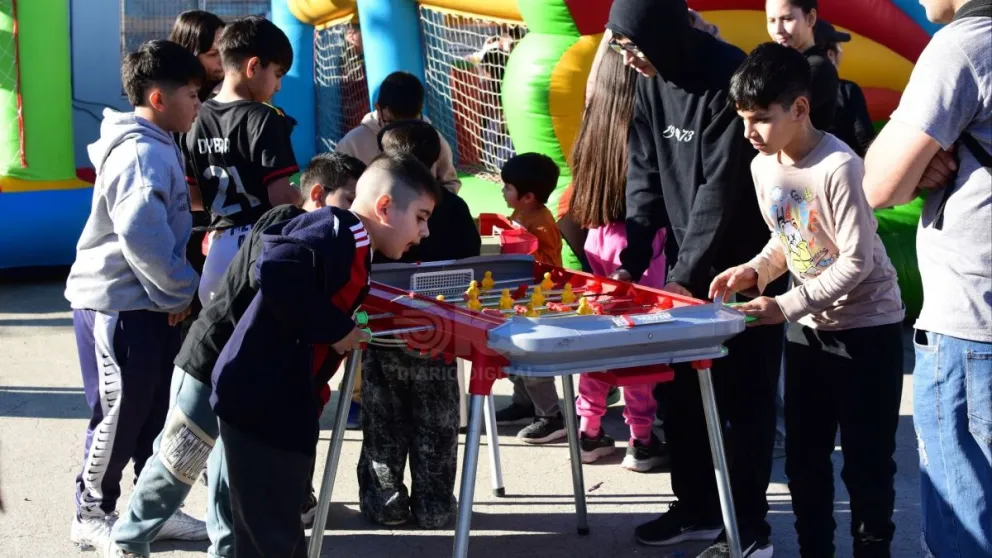 Una gran cantidad de niños y niñas junto a sus familias disfrutó de los festejos en el Polideportivo Cumelén durante la tarde de hoy. Foto: Celeste Cerezuela (LCR)