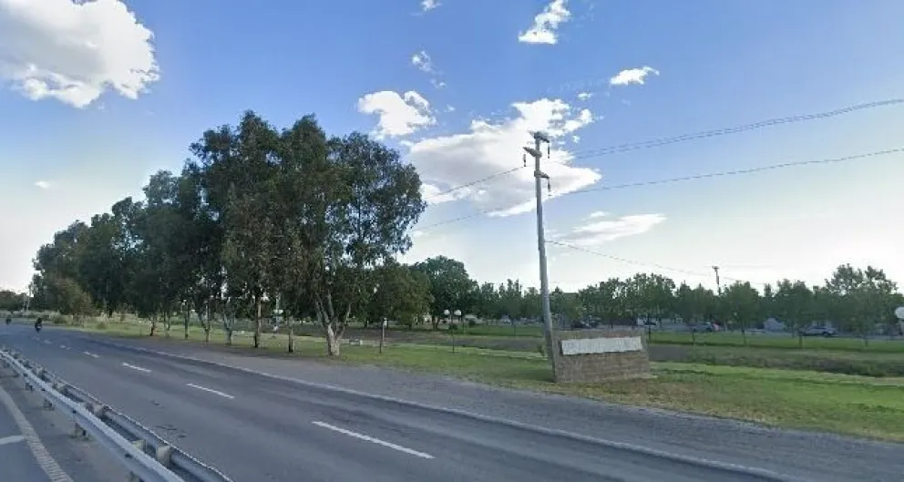 El hecho ocurrió durante la madrugada del sábado en un sector lindante con Ruta 22. Foto captura google maps.