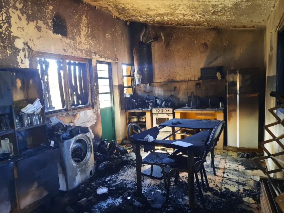 El incendio ocurrió durante la madrugada en una vivienda ubicada sobre calle Saavedra. No hubo que lamentar heridos. Foto archivo.