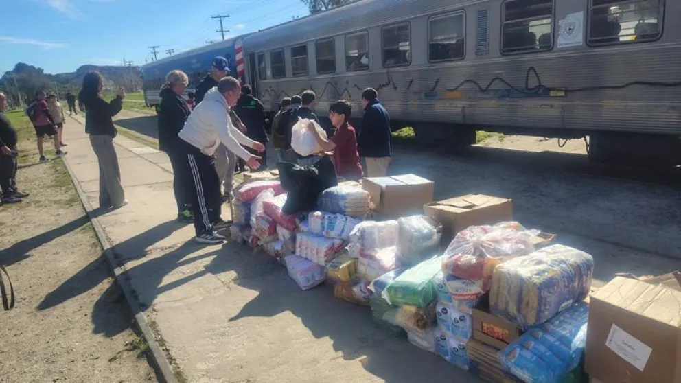 En su pasó de regreso a Buenos Aires, el Tren Solidario detuvo su marcha en estaciones del Alto Valle para dejar donaciones. Foto: gentileza