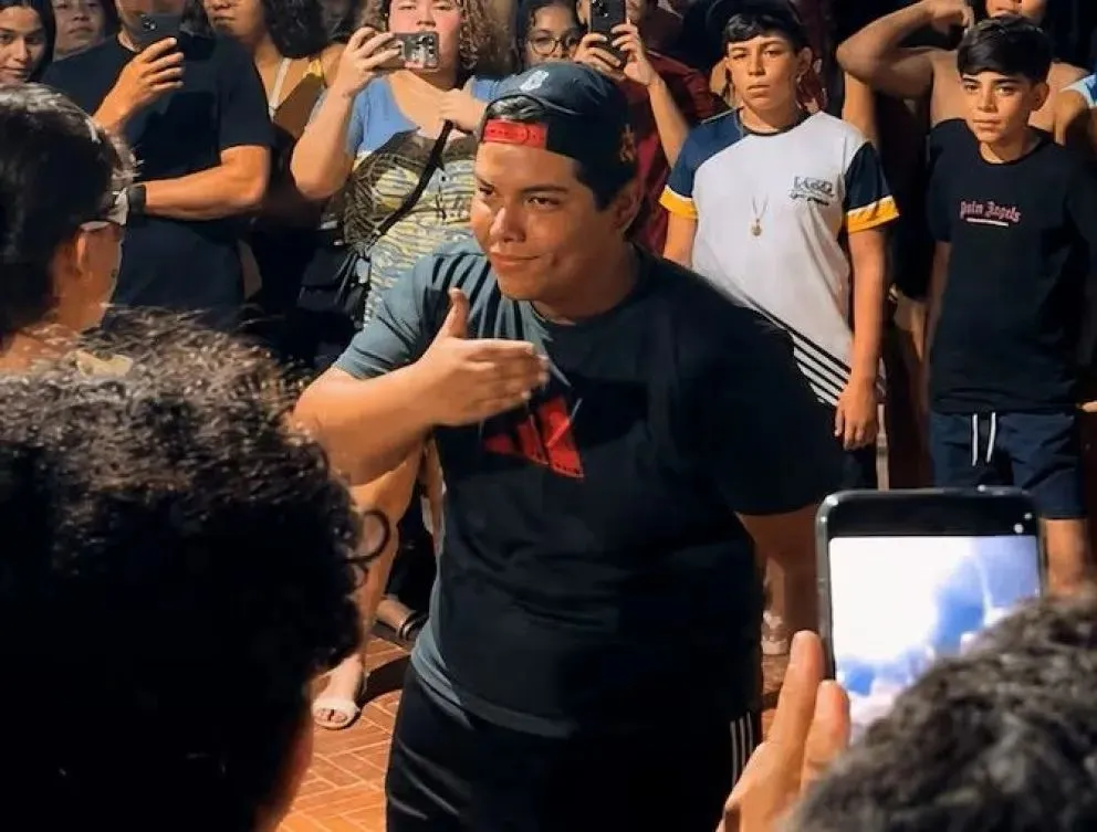 La “Batalla de Aura” se realizará este viernes en la plaza San Martín de General Roca. La tendencia nació en redes sociales y se transformó en una de las modas del momento entre los jóvenes. Foto: web.