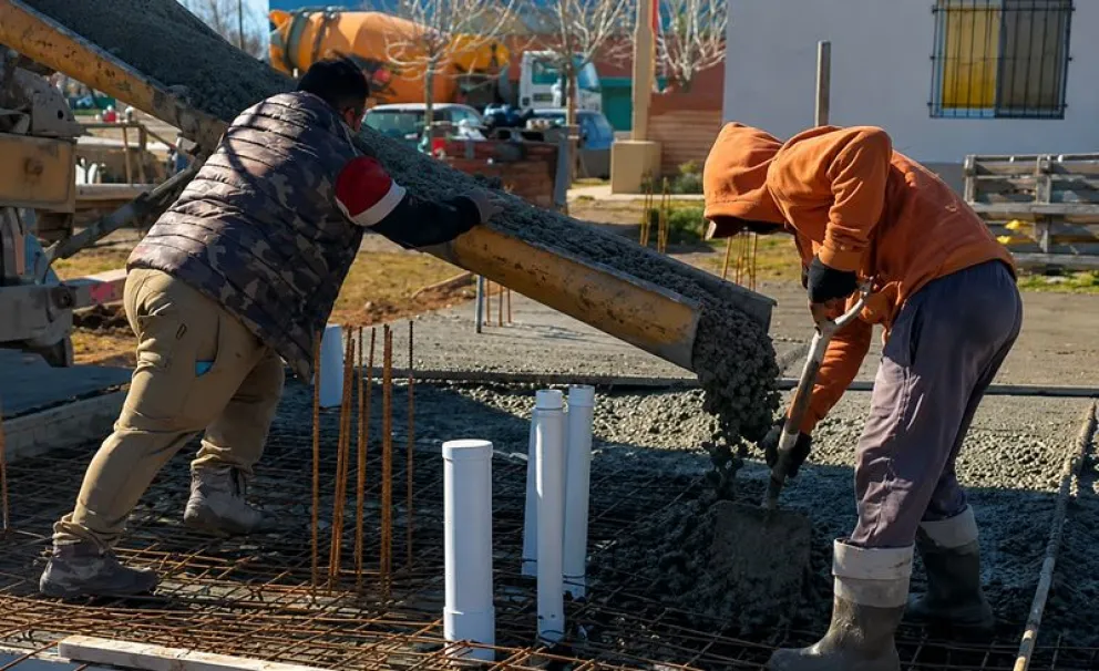 Luego de las lluvias en la región, el municipio de Chichinales puso en marcha la construcción de plateas de seis viviendas de una operatoria del IPPV. Foto: gentileza