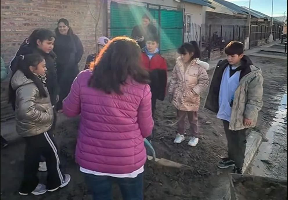 En el barrio 104 Vivienda alumnos de la Escuela Primaria N° 70 plantaron árboles faltantes en las veredas. Foto: gentileza
