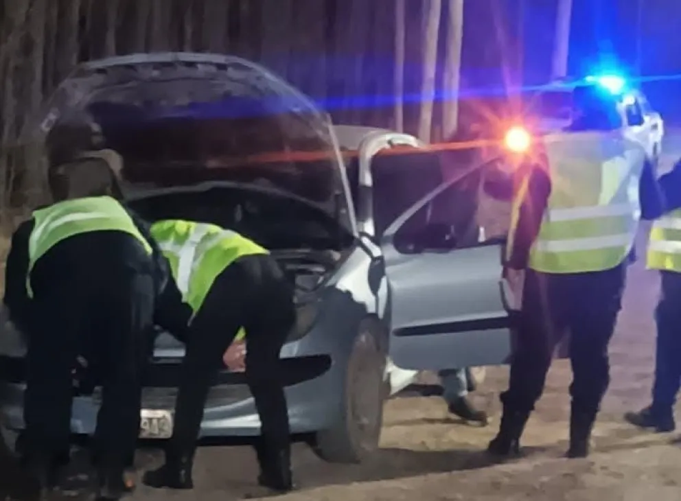El hombre fue llevado a la Comisaría 35 y el auto al Parque Judicial. Foto Policía RN.