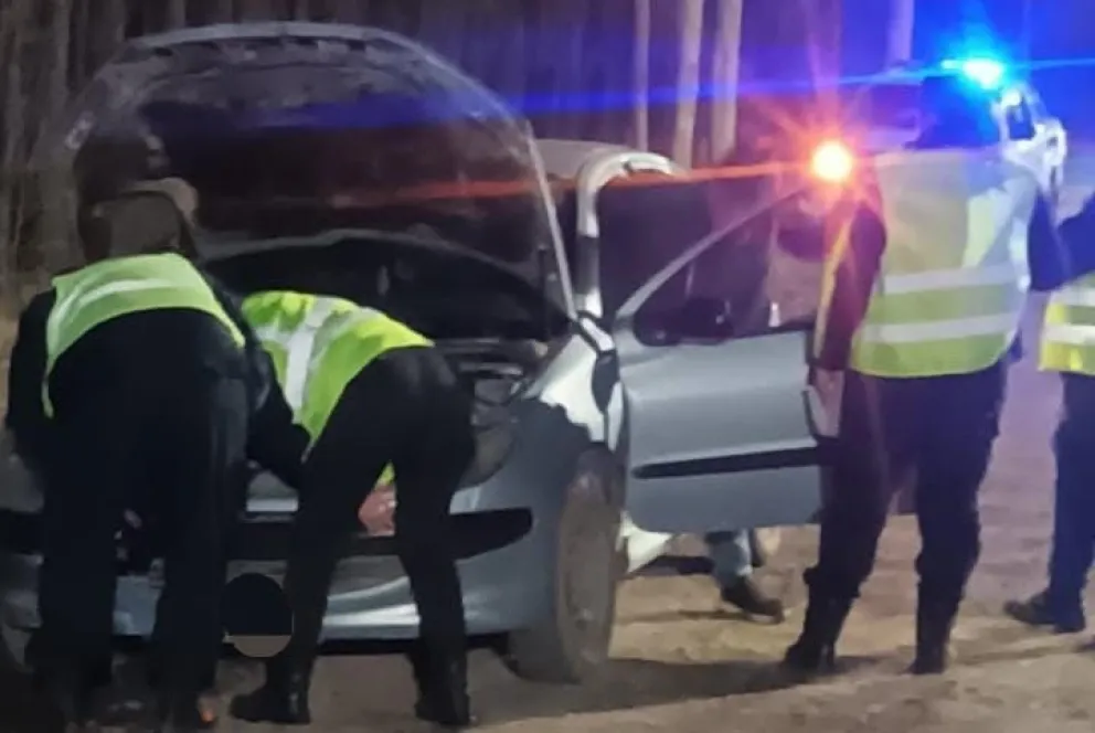 El hombre fue llevado a la Comisaría 35 y el auto al Parque Judicial. Foto Policía RN.