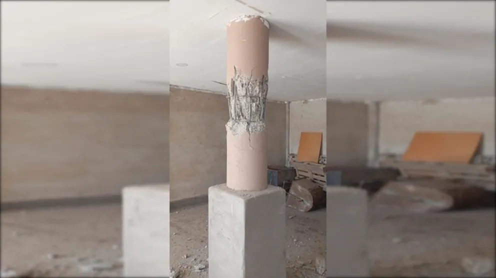 La columna de la planta baja quedó con su armazón de hierro a la vista al desprenderse el hormigón. La situación generó temor en los residentes. Foto: gentileza
