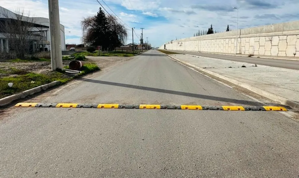 El reductor se colocó en la calle paralela a la colectora norte de la Ruta 22 para evitar nuevos accidentes