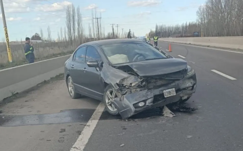 El conductor no sufrió lesiones luego de chocar contra los bloques New Jersey de hormigón. Foto: gentileza