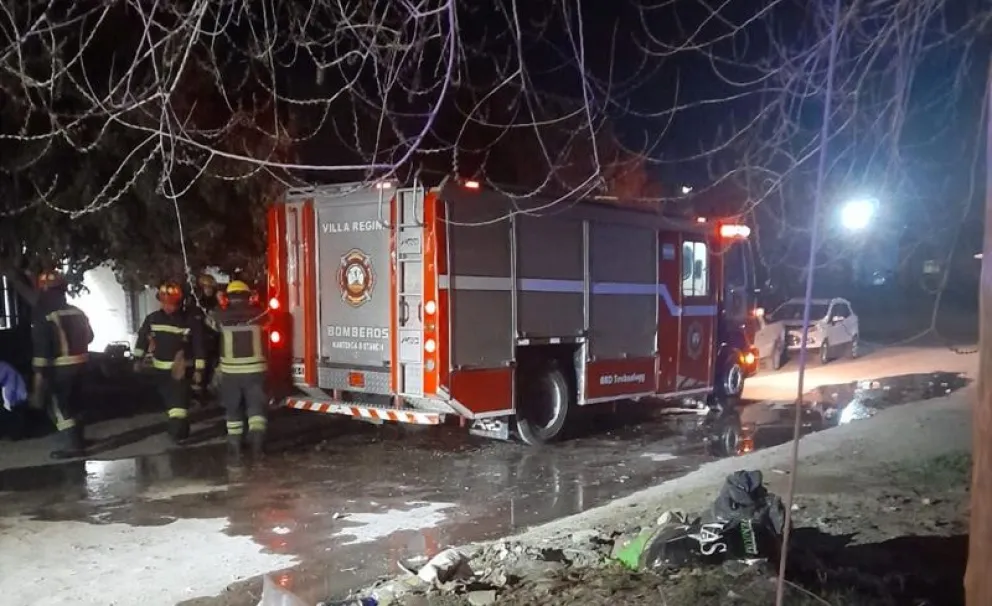 Bomberos trabajó en la casa para poder controlar el foco de fuego que generó una salamandra. Foto: gentileza