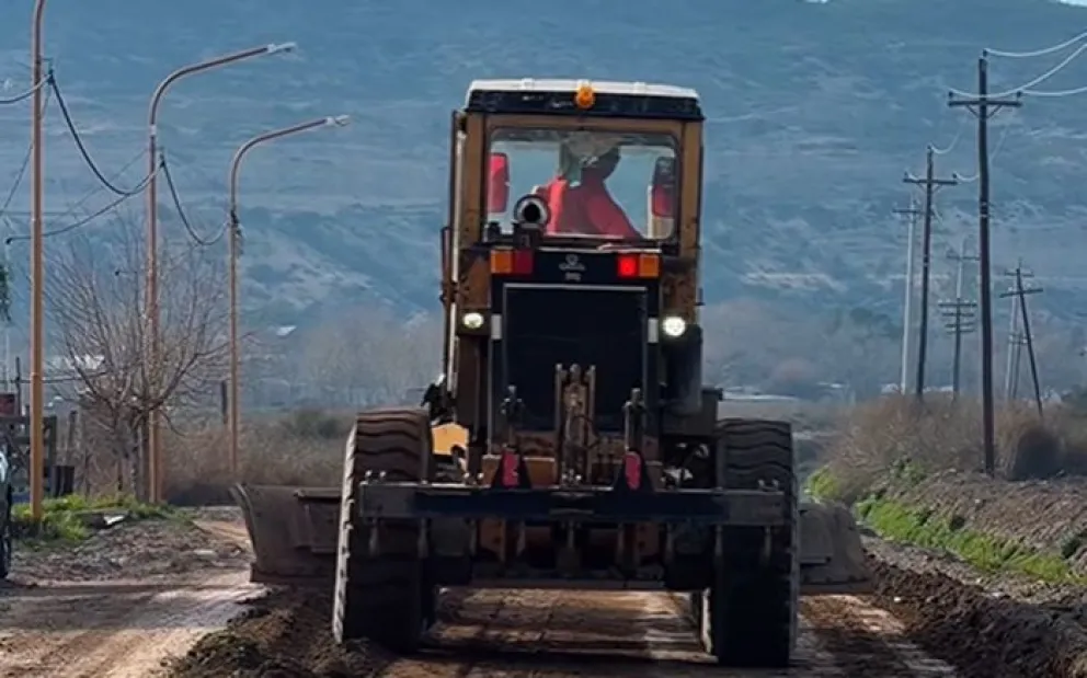 La máquinas municipales trabajan en la reparación de las calles del barrio La Unión. Foto: gentileza