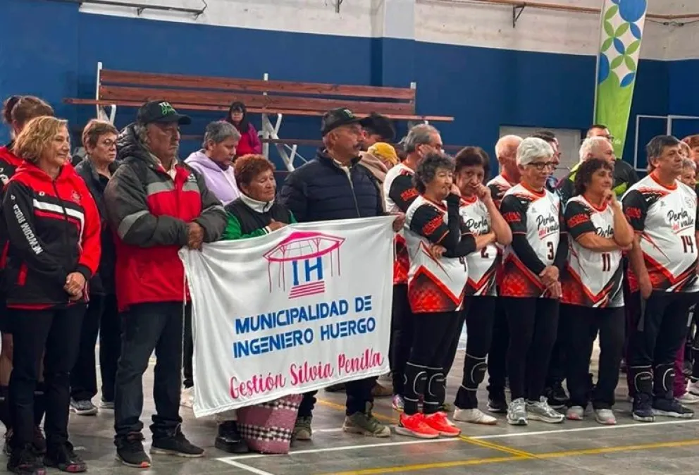 Representantes de ciudades del Alto Valle se reunieron en Huergo para la instancia zonal de los Juegos Rionegrinos para Personas Mayores. Fotos: gentileza