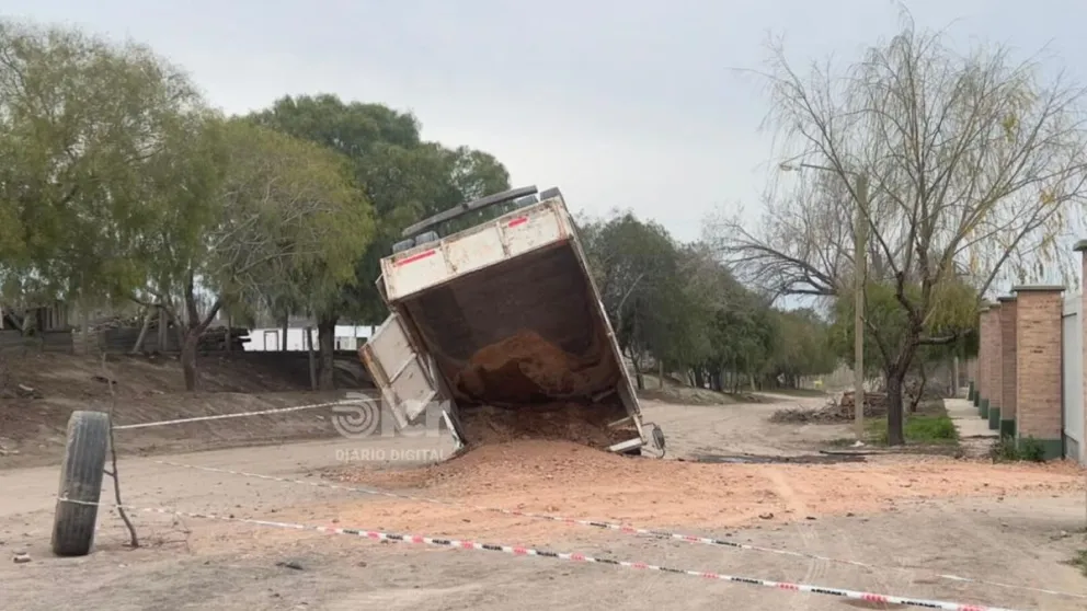 El camión volcador volcó cuando descendía de la denominada subida del KoKo. Fotos gentileza.